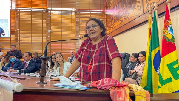 Conselheira Naluh Gouveia se emociona na Aleac ao lembrar de abusos aos 16 pelo padrasto